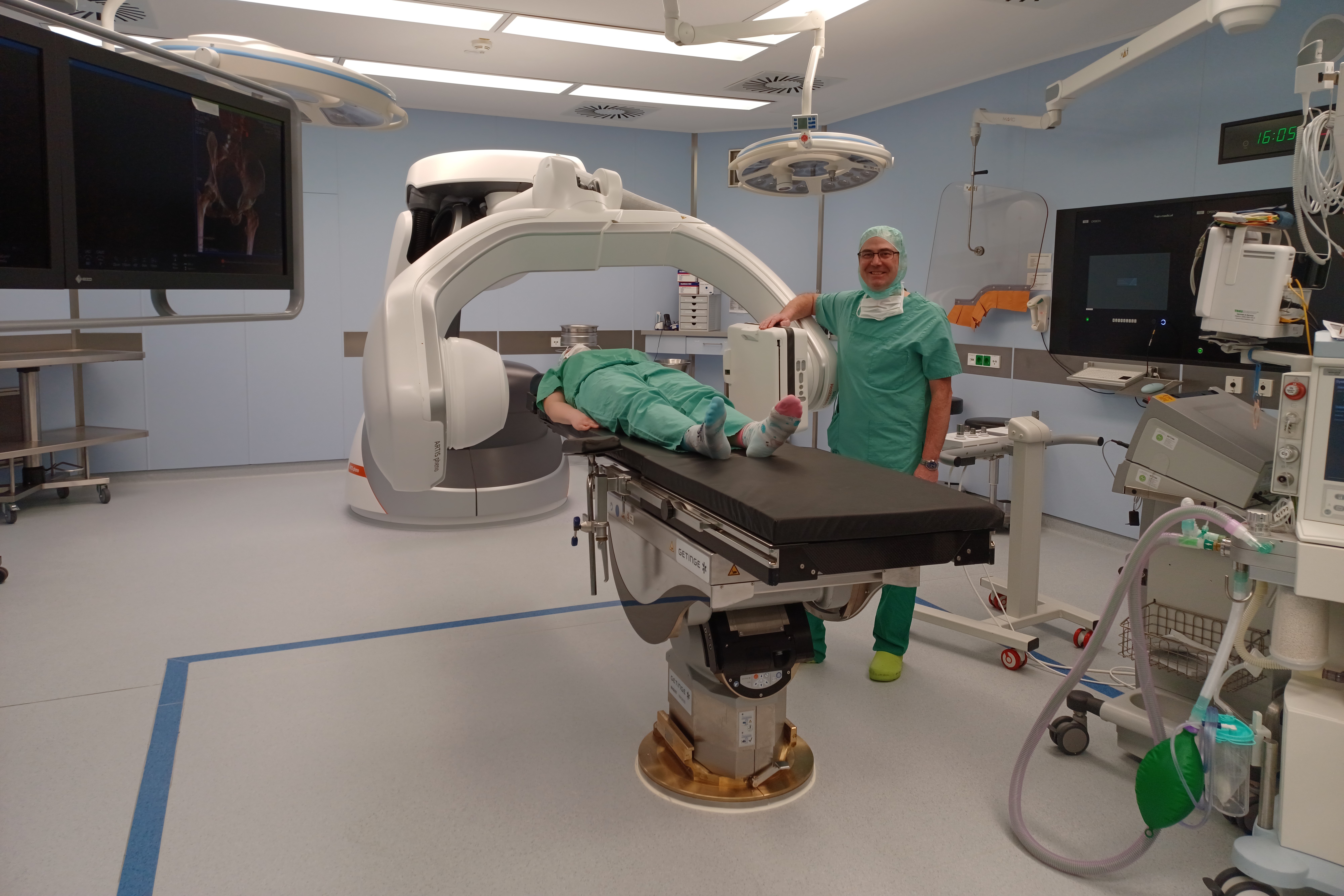 Chirurgischer Eingriff und Röntgenbild aus einem Guss: Dr. Baumann ist von den Vorteilen des Hybrid-Operationssaales in Weilheim überzeugt.