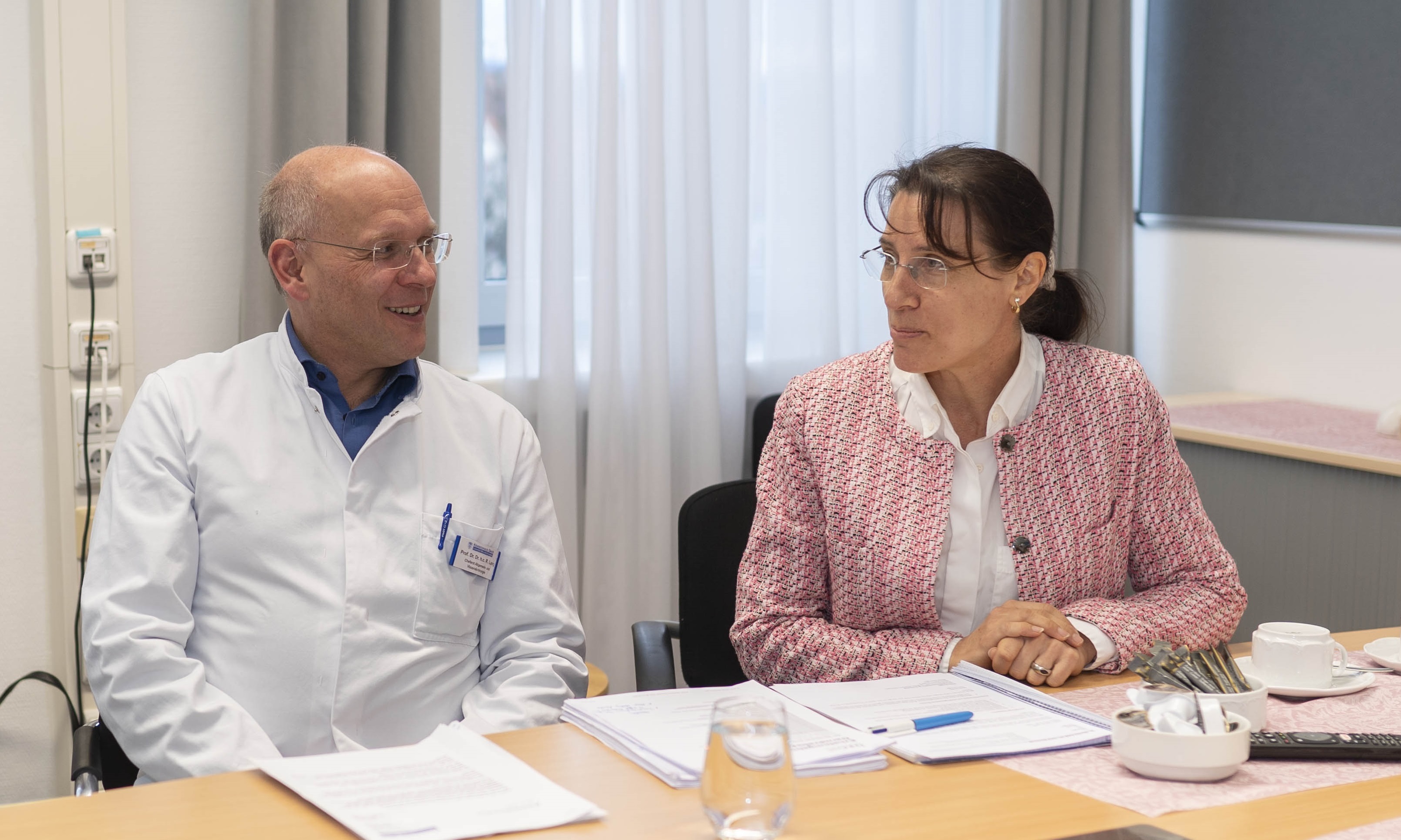 Prof. Lang, Chefarzt der Klinik für Allgemein- und Viszeralchirurgie und Qualitätsmanagerin              Dr. Monika Raidl, arbeiten fleißig an der Zertifizierung für ein Darmkrebszentrum in Weilheim.