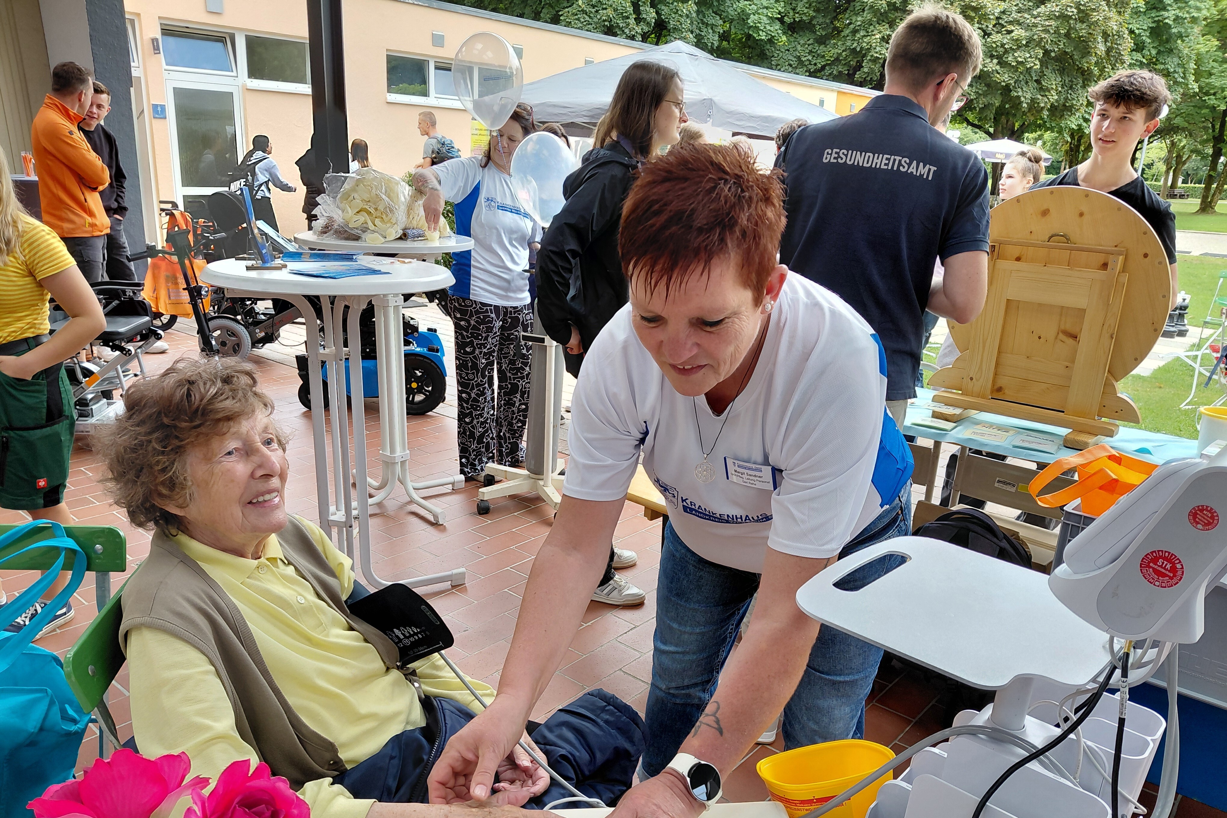 Auf dem Bild zu sehen ist Pflegefachkraft Margit Sandner. Sie misst einer Besucherin des Gesundheitstags die Pulsfrequenz.