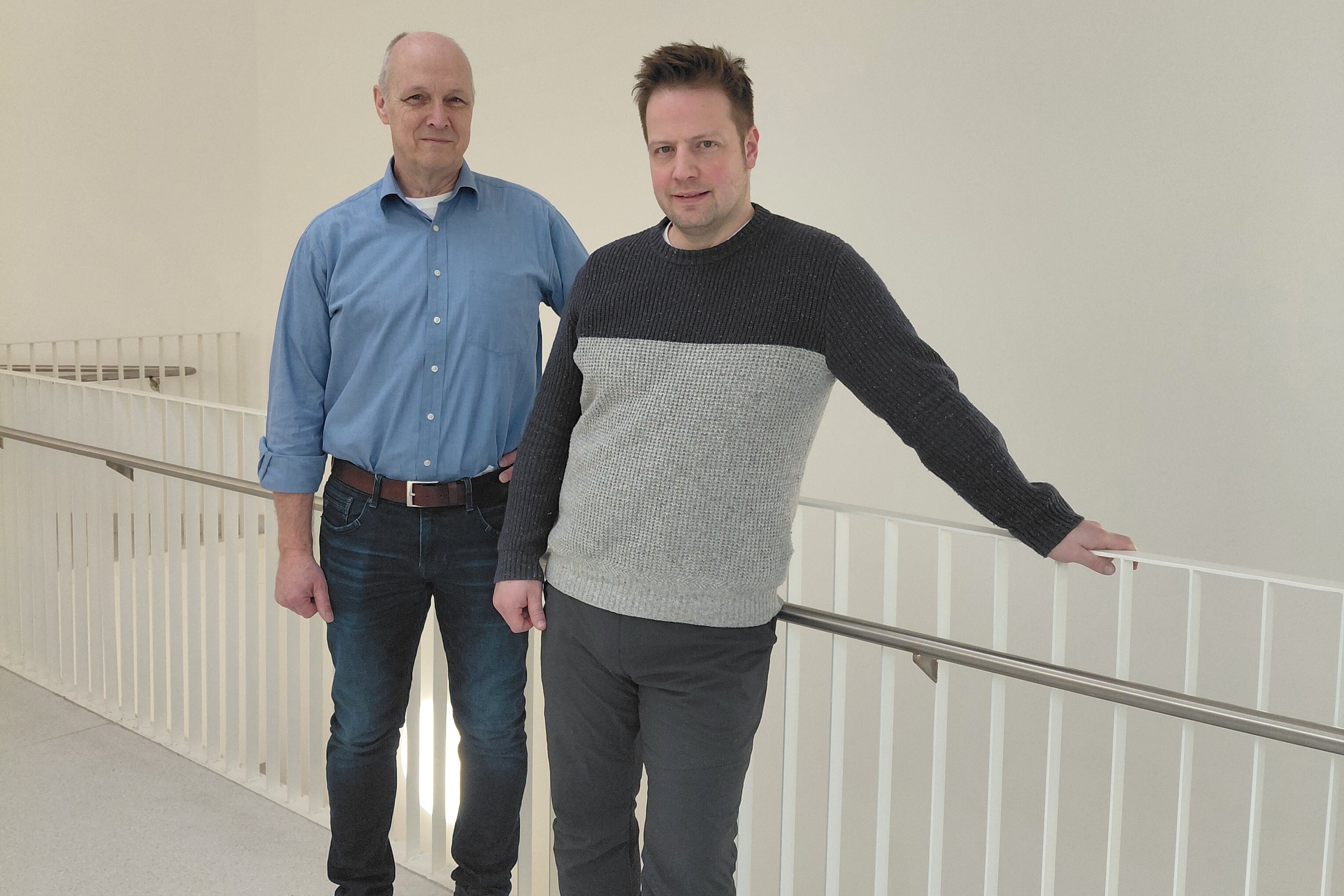 Dr. Schwering und Dr. Förster stehen vor einem Geländer im ersten Stock des Krankenhauses Weilheim.