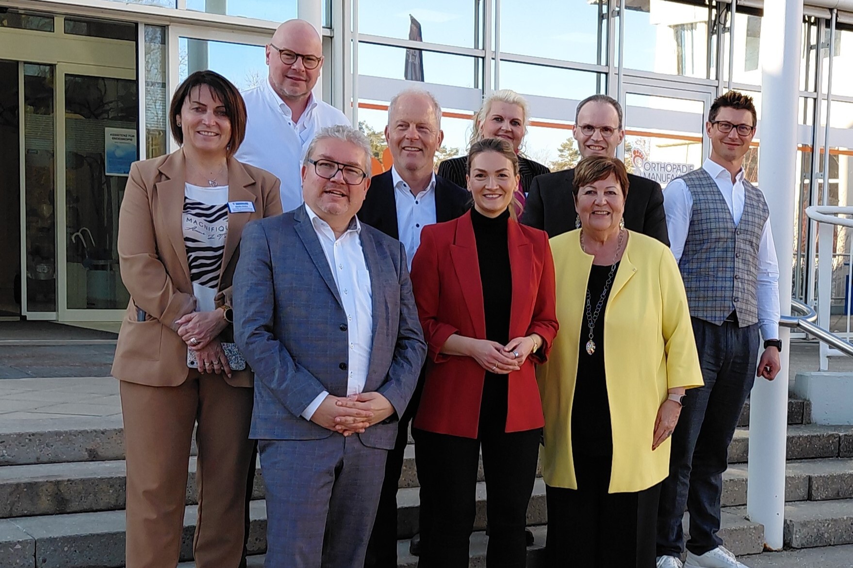Gesundheitsministerin Judith Gerlach mit Vertretern der Krankenhaus GmbH vor dem SOGESUND.