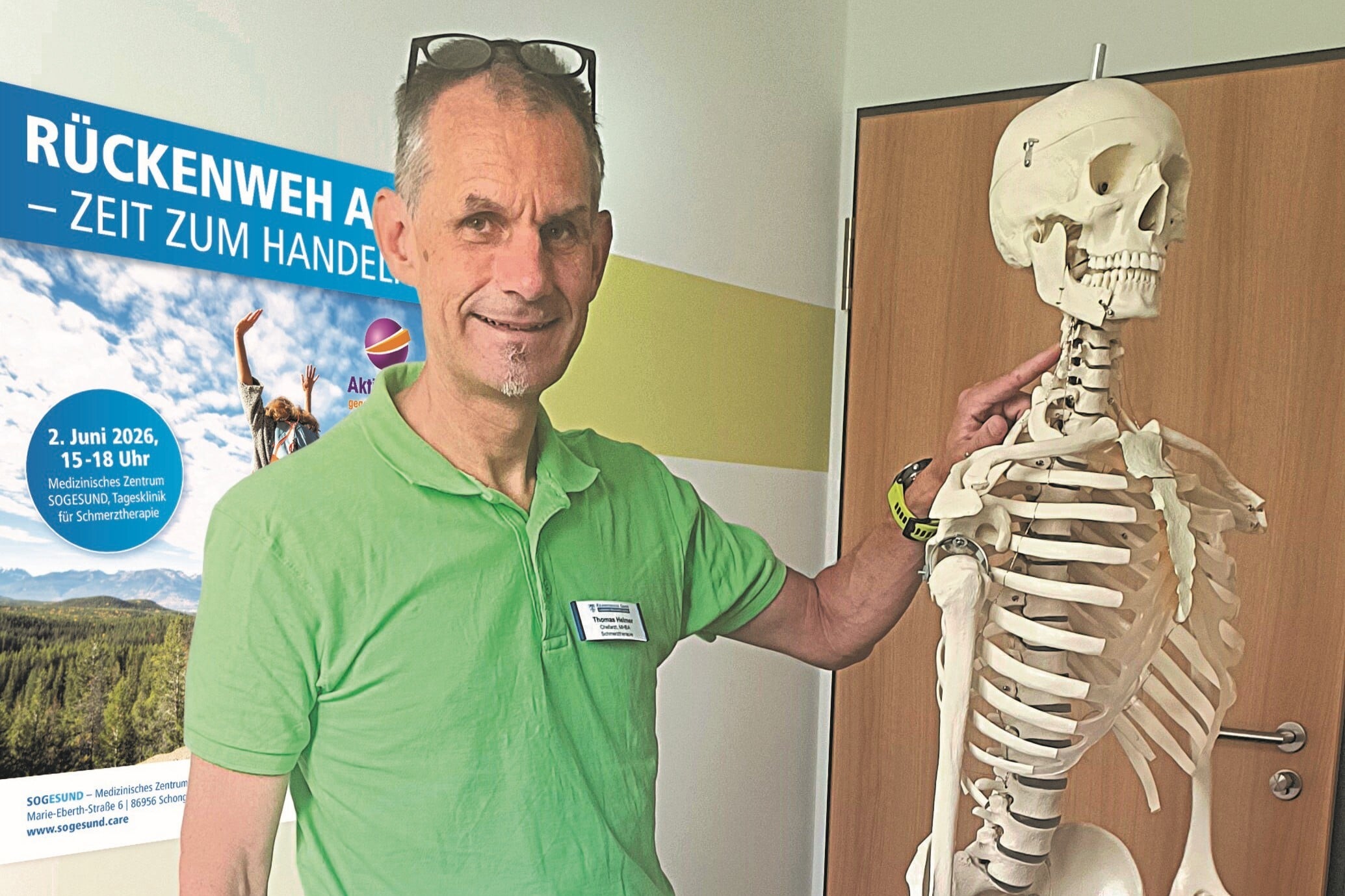 Chefarzt Thomas Helmer hält ein Skelett in der Hand.