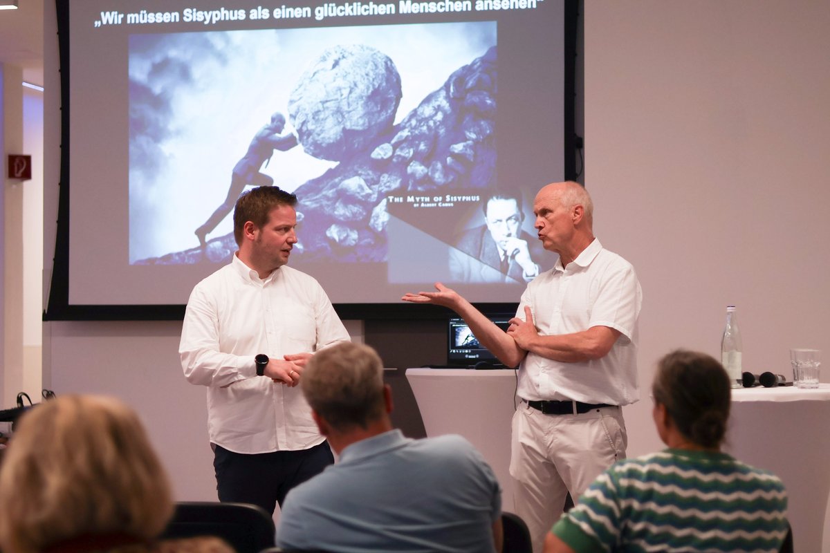 Dr. Vanni Tim Förster und Dr. Ludwig Schwering bei Präsentation.