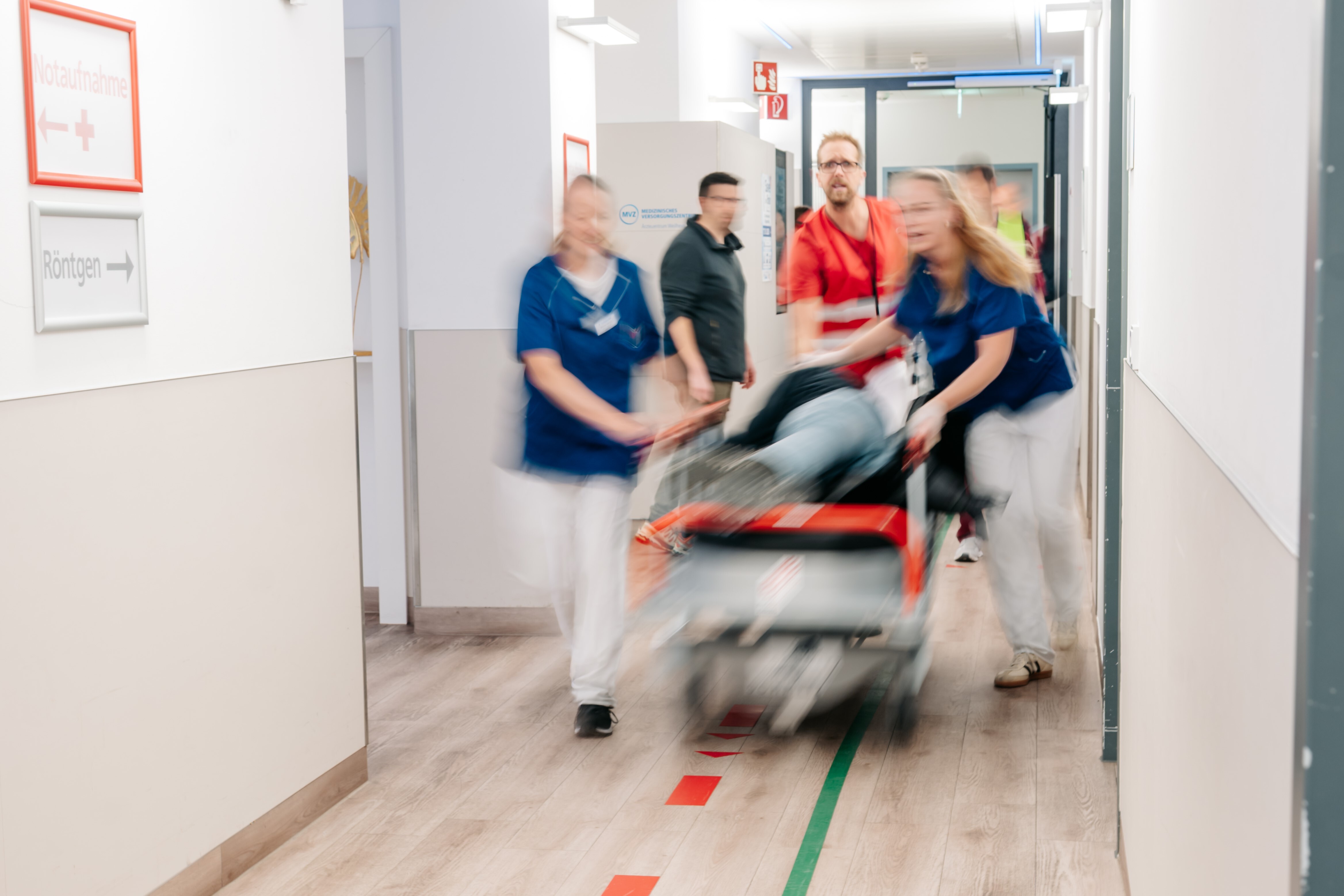 Rettungsdienst schiebt Schwerverletzten in die Notaufnahme. Dies ist Teil einer Übung.