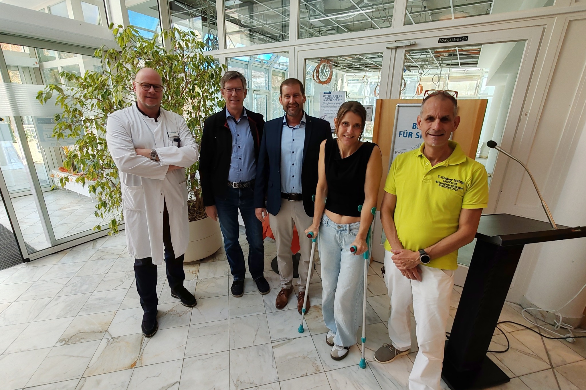 Verschiedene Personen stehen im Gang des Medizinischen Zentrums SOGESUND.