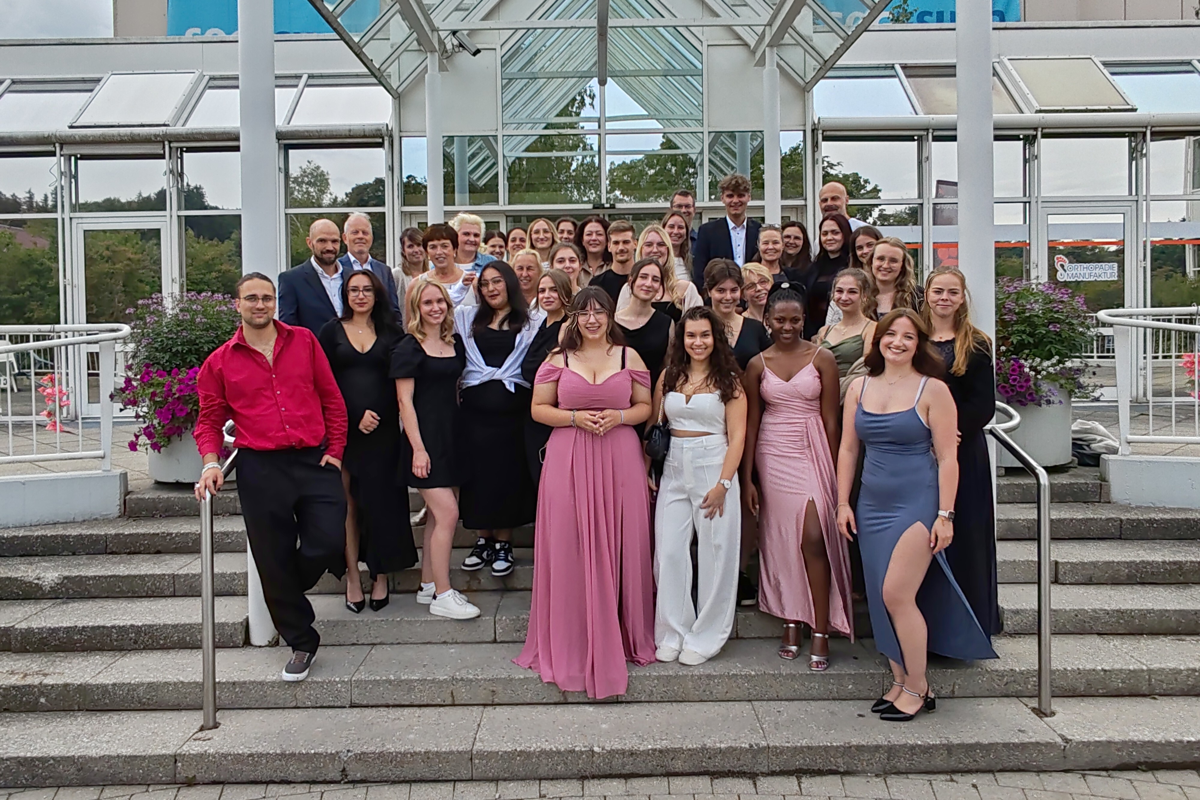 Auf dem Bild zu sehen sind die 22 frisch examinierten Pflegefachkräfte der Berufsfachschule für Pflege am Standort Schongau gemeinsam mit ihren Wegbegleitern aus Schule, Pflege und Geschäftsführung.
