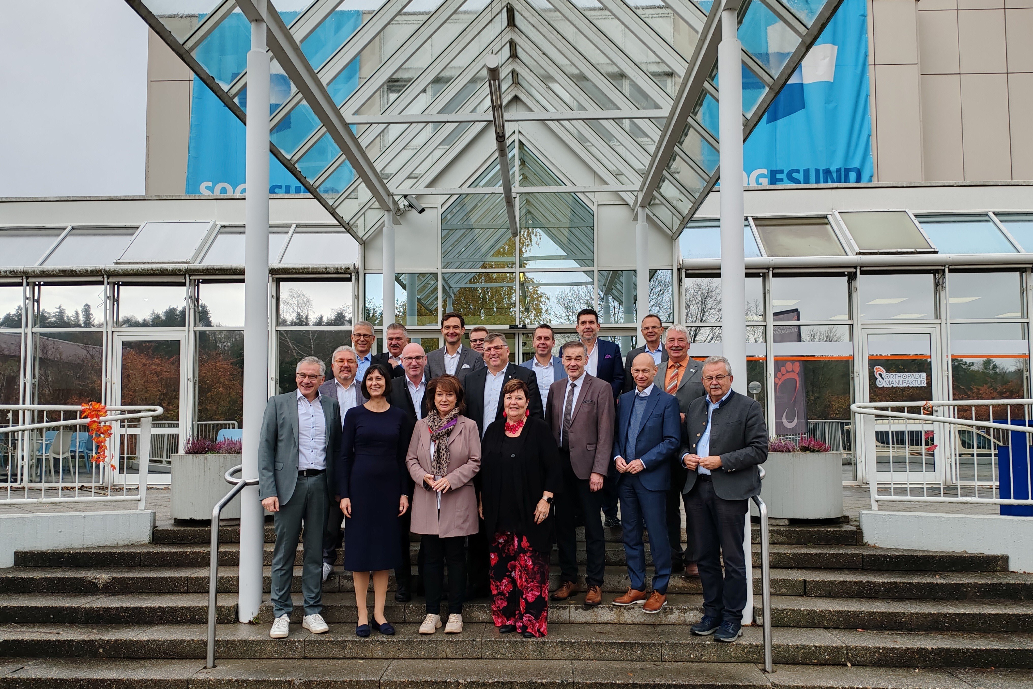 Landräte aus Bayern vor dem Medizinischen Zentrum SOGESUND in Schongau.