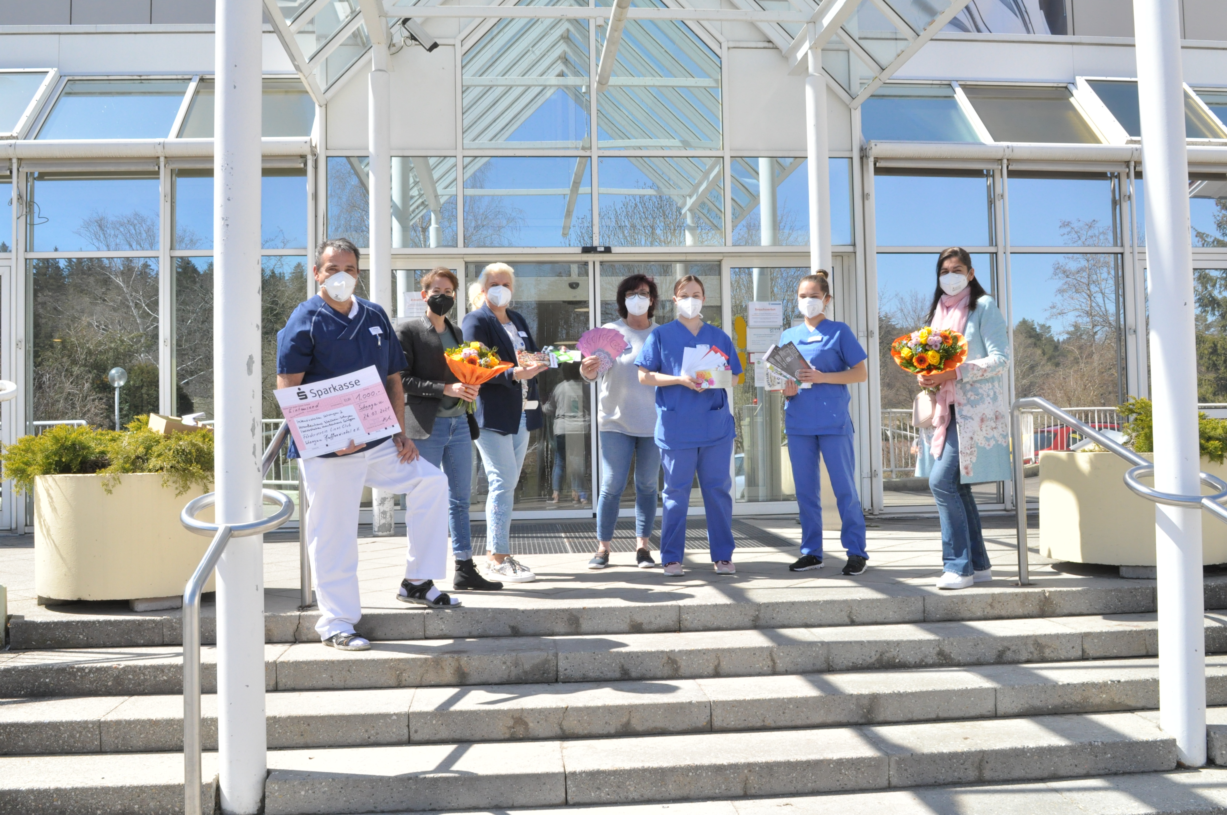 Foto v.l.n.r.: Holger Wendemuth – Stationsleitung Isolierstation, Esra Böse – Schongau hilft,  Sandra Buchner – Pflegedienstleitung, Claudia Koch – Pflegedienstleitung, Simone Strommer  und Fiona Dedufaj – Gesundheits- und Krankenpflegerinnen, Susann Tabatabai-Schweizer – Peiting hilft.