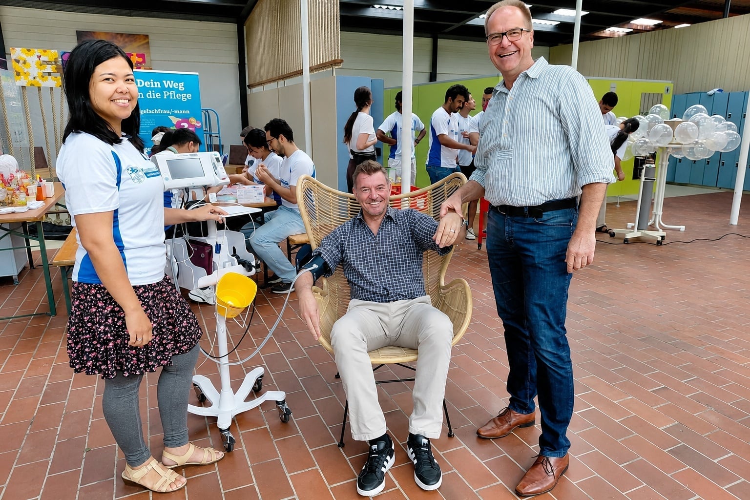 Peitings Bürgermeister Peter Ostenrieder am Blutdruckmessgerät.